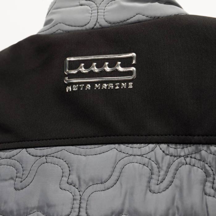 muta MARINE GOLF ムータマリンゴルフ ゴルフウェア メンズ ジオメトリックウェーブ キルティングベスト 中綿 軽量 保温 部分ストレッチ ダブルジップ セットアップ対応 MGJC-443672