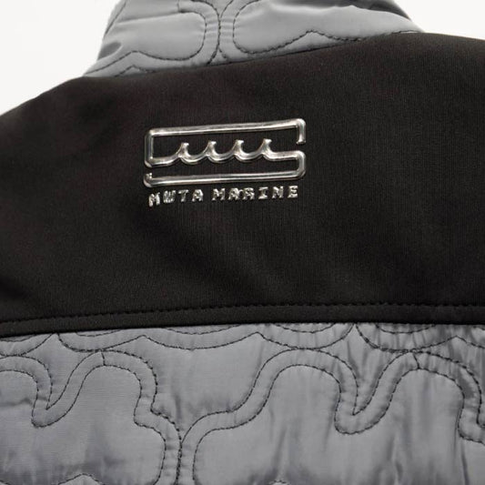muta MARINE GOLF ムータマリンゴルフ ゴルフウェア メンズ ジオメトリックウェーブ キルティングベスト 中綿 軽量 保温 部分ストレッチ ダブルジップ セットアップ対応 MGJC-443672